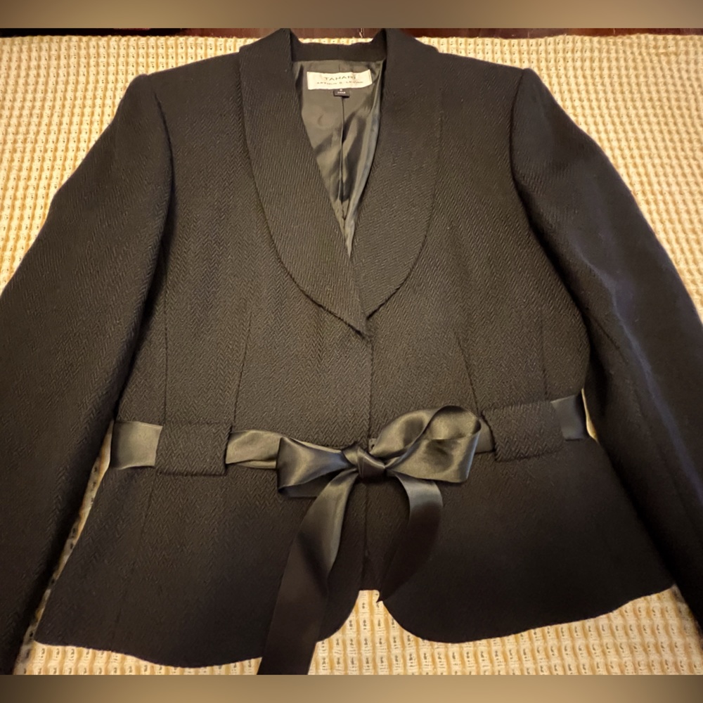EUC - BEAUTIFUL TAHARI BLACK WOOL BLAZER W/ RIBBON TIE✨. WORN ONCE/PRISTINE